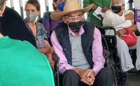 En la imagen, el ex presidente priísta Luis Echeverría Álvarez aguarda su turno en el centro de vacunación instalado en el estadio de Ciudad Universitaria, Ciudad de México. Foto tomada de Twitter 