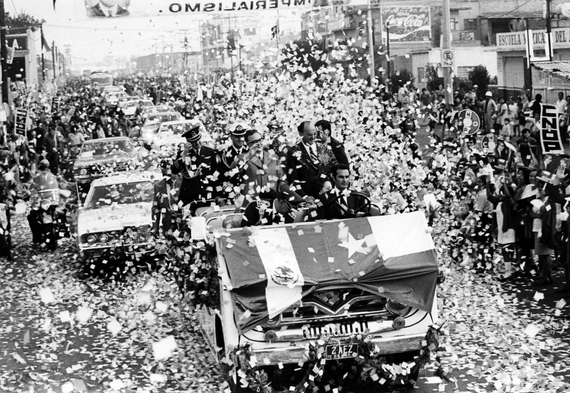Los presidentes Luis Echeverría Álvarez (México) y Salvador Allende (Chile) desfilan en un vehículo descubierto en la Ciudad de México, el 30 de noviembre de 1972. Foto Xinhua