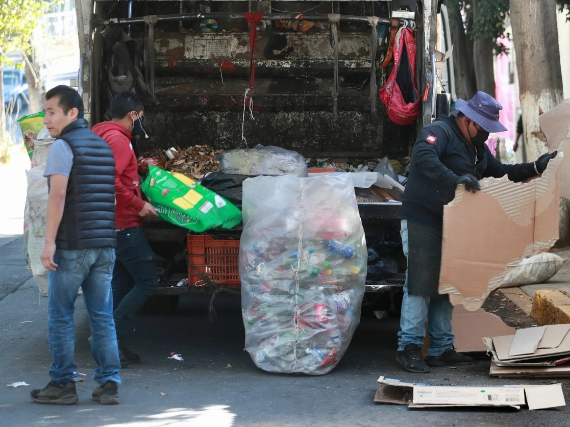 México enfrenta el reto de cumplir sus compromisos internacionales para prohibir la importación y exportación de desechos plásticos tóxicos para su incineración en hornos cementeros. Foto Luis Castillo / Archivo