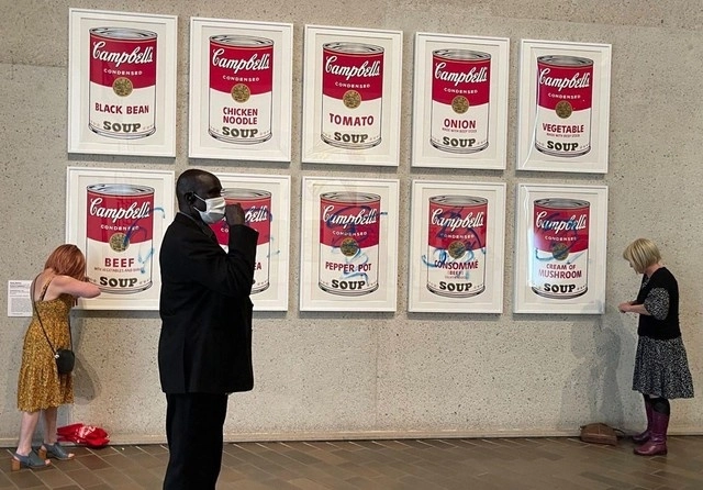 Los activistas afirmaron que escogieron esta obra para señalar el “peligro del capitalismo”. Foto Europa Press