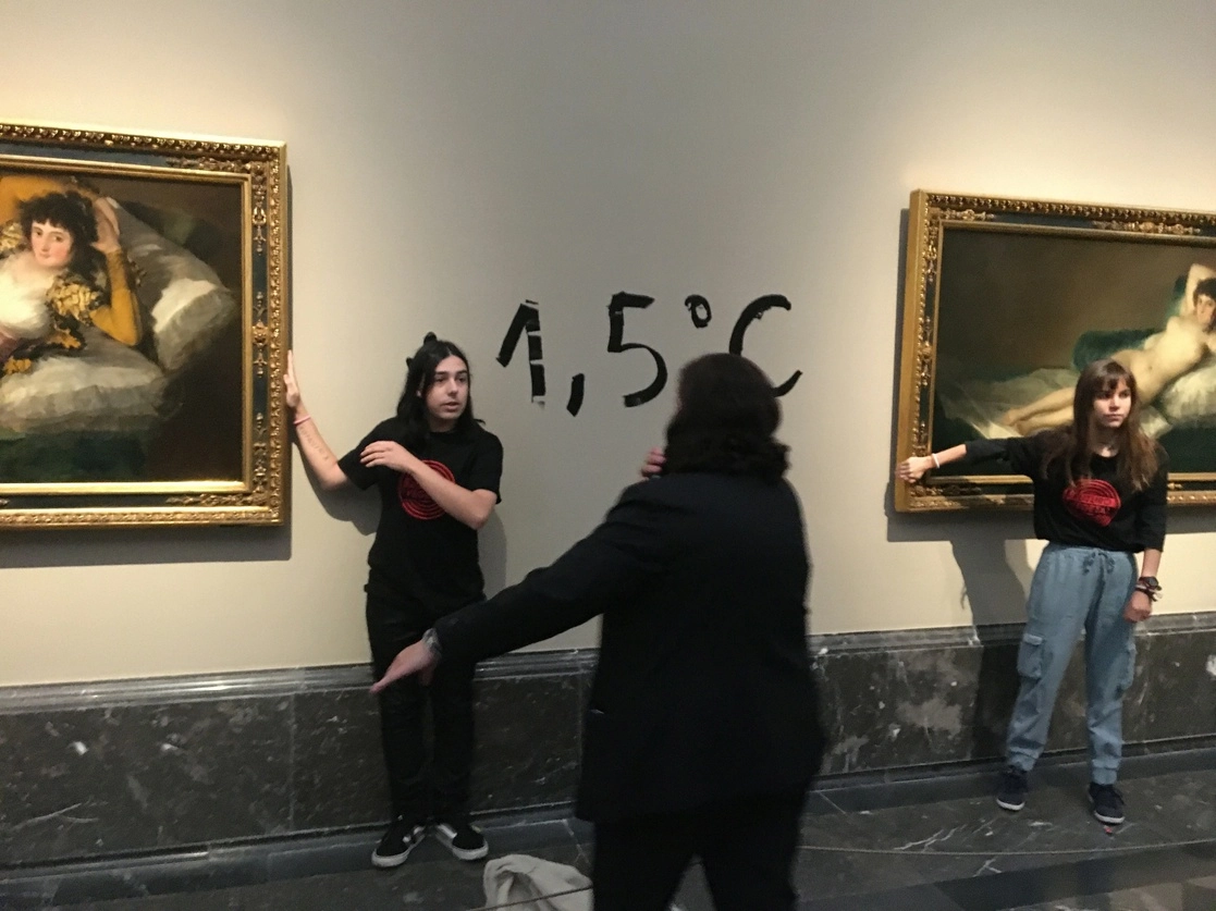 Activistas durante su protesta en el Museo Nacional del Prado en Madrid. Autoridades del recinto informaron que las pinturas no sufrieron daños.Foto Europa Press