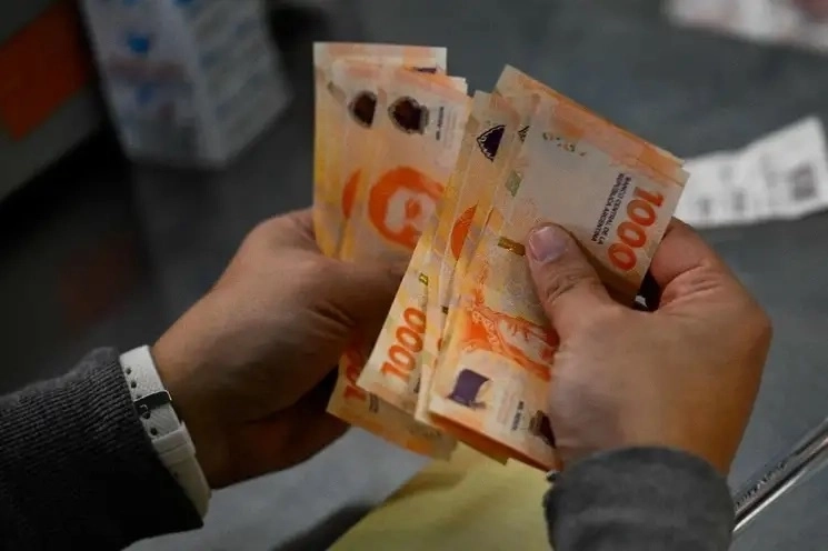Billetes de cien pesos argentinos en imagen de archivo. Foto Afp