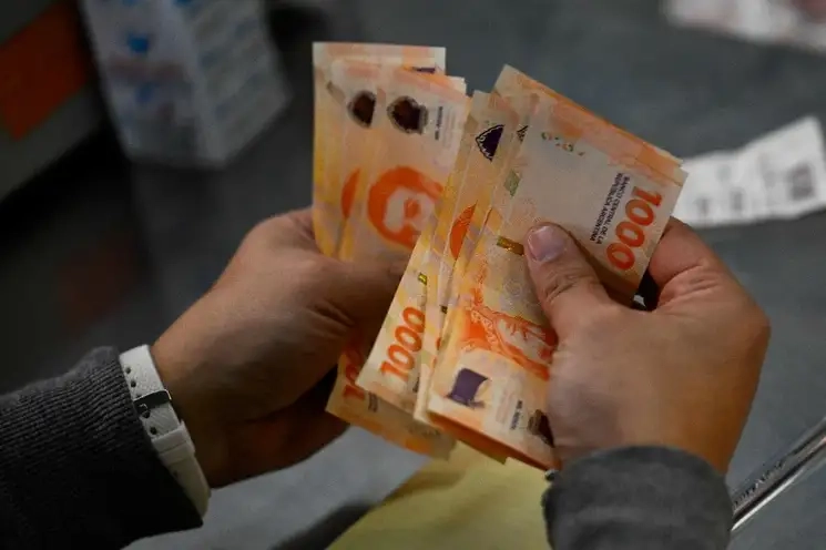 Billetes de mil pesos argentinos en imagen de archivo. Foto Afp