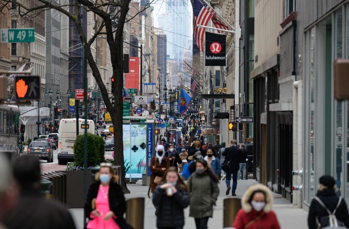 Transeúntes caminan por la Quinta Avenida, en el centro de Manhattan, en Nueva York. Foto Afp / Archivo