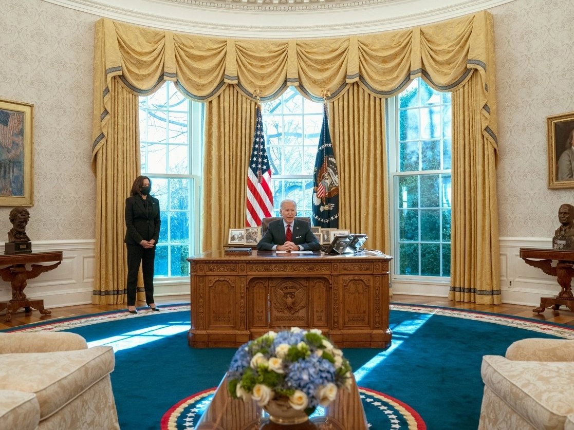 El presidente Joe Biden firmó ayer dos órdenes ejecutivas en materia de salud, que incluyen la anulación de límites impuestos por el gobierno de Donald Trump a la reforma sanitaria del ex mandatario Barack Obama. Lo observa en la Oficina Oval de la Casa Blanca, a la izquierda, la vicepresidenta Kamala Harris. Foto Ap
