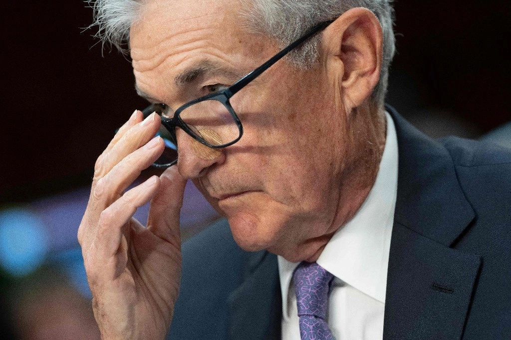 "Somos muy conscientes de que nos enfrentamos a riesgos de dos lados" y ya no podemos centrarnos únicamente en la inflación que, sin embargo, todavía "se mantiene por encima" del objetivo de 2% del banco central, afirmó Powell a la Comisión de Banca del Senado, el 9 de julio de 2024. Foto Afp