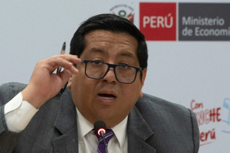 “Hay una contracción de 0.5 por ciento en el primer semestre que creemos que se va a compensar en el segundo trimestre”, dijo el ministro de Economía, Alex Contreras. Foto Afp / Archivo
