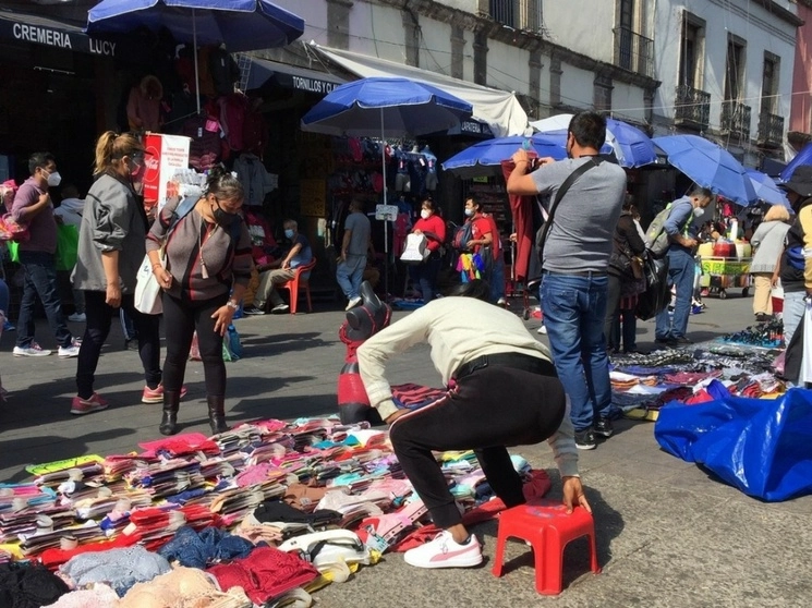 Vendimia informal en una calle en el Centro Histórico de la Ciudad de México. Foto Guillermo Sologuren / archivo 