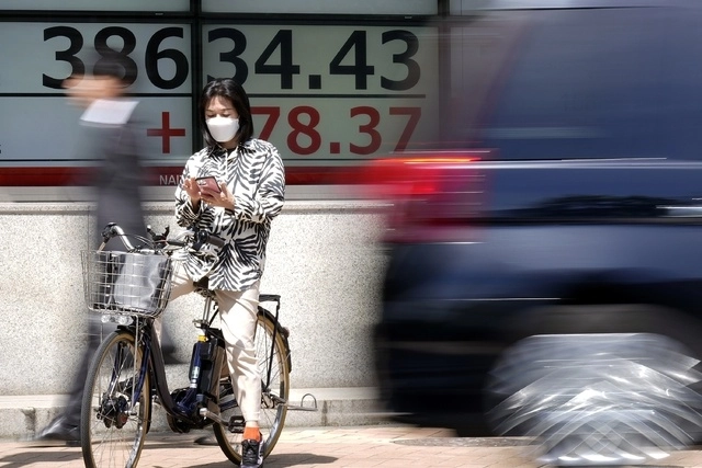 Tablero electrónico de acciones que muestra el índice Nikkei 225 de Japón en una firma de valores. Foto Ap
