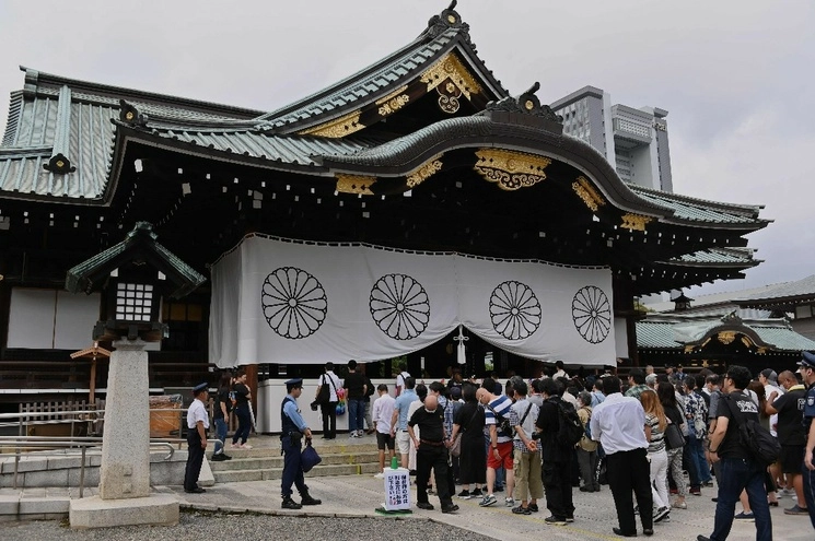 Personas en un templo de Tokio. Foto Afp