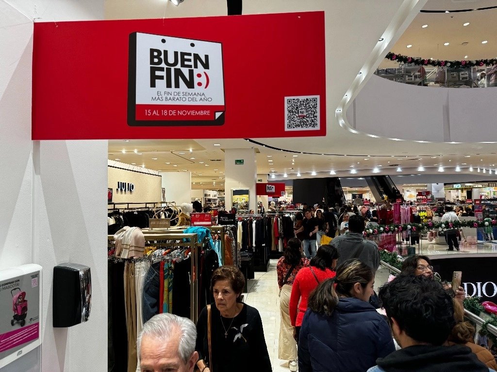 Compras durante El Buen Fin en una plaza comercial de la Ciudad de México, el 17 de noviembre de 2024. Foto Luis Castillo