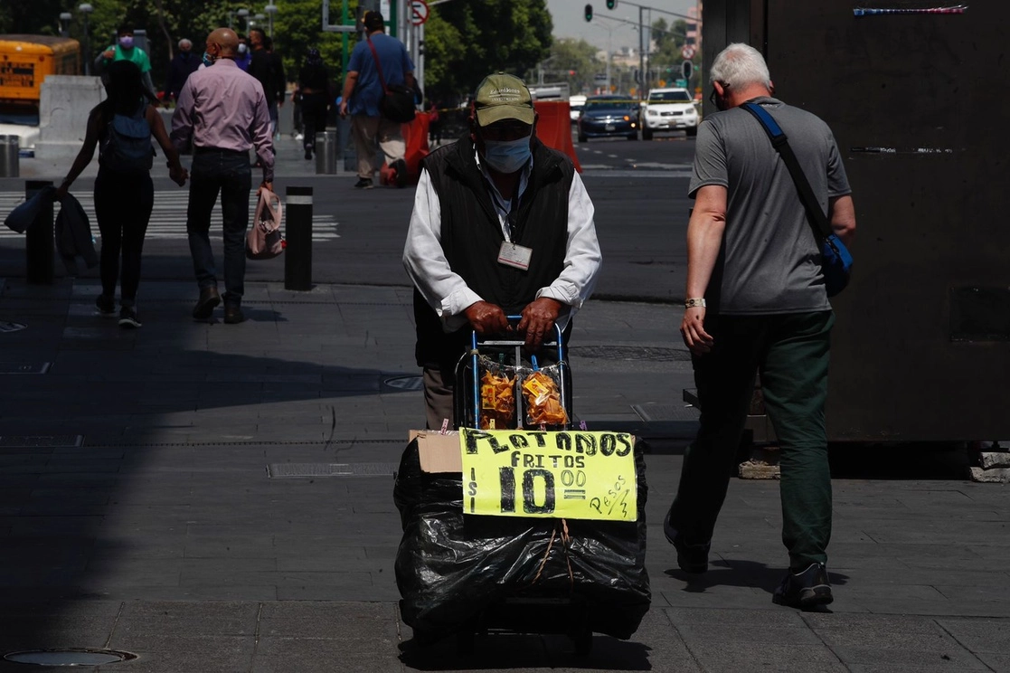 Comerciantes trasladan alimentos para vender en las calles del Centro Histórico de la Ciudad de México, el 23 de agosto de 2021. Foto Cristina Rodríguez