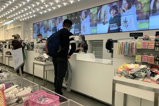 Compras en un plaza de la Ciudad de México. Foto María Luisa Severiano