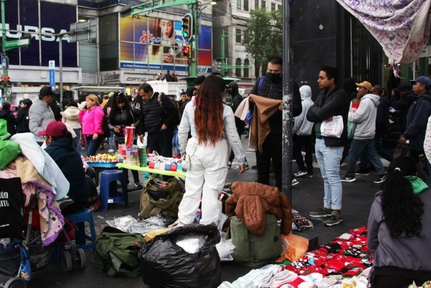 Comercio ambulante en avenida Juárez, en el Centro Histórico de CDMX. Foto Roberto García /Archivo