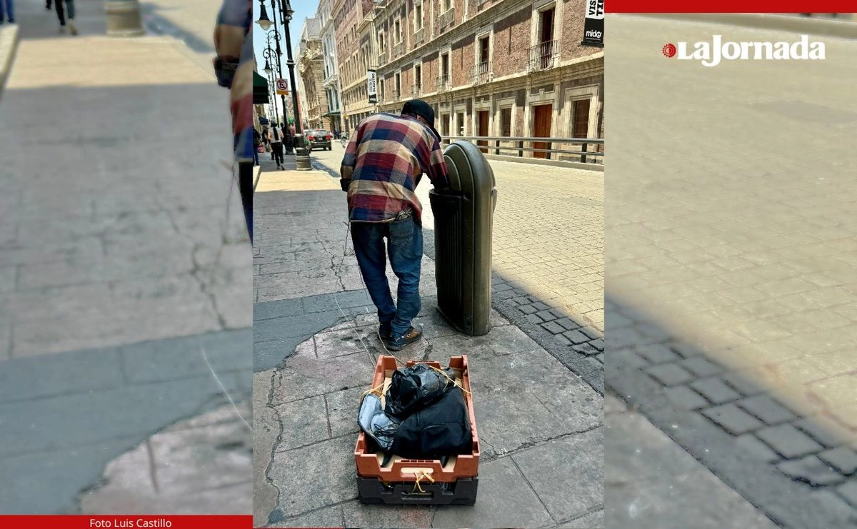 Una tasa de reducción realista supondría que tomaría 80 años erradicar la pobreza. Un indigente busca botellas y latas para reciclar en calles de la CDMX. Foto 