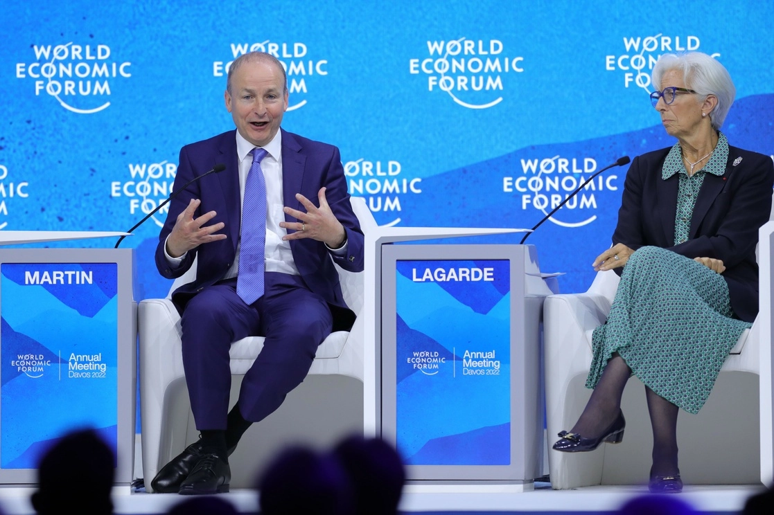La presidenta del Banco Central Europeo, Christine Lagarde y el primer ministro irlandés, Micheal Martin, en una sesión de la reunión anual del Foro Económico Mundial 2022. Foto Xinhua