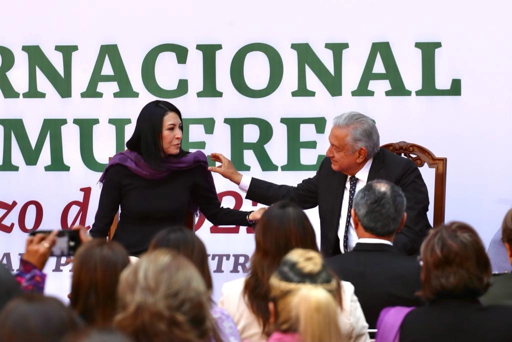 El presidente Andrés Manuel López Obrador y la gobernadora del Banco de México, Victoria Rodríguez Ceja, durante un evento en conmemoración por el Día Internacional de la Mujer en Palacio Nacional. Foto Roberto García Ortiz
