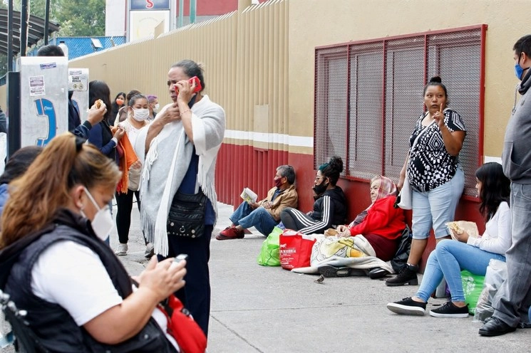 Familiares esperan informes sobre la salud de su paciente afuera del área de urgencias del Hospital General de México. Foto Roberto García Ortiz