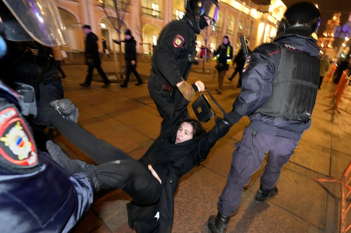 Policías detienen a manifestantes en San Petesburgo, que protestan contra la invasión en Ucrania. Foto Ap