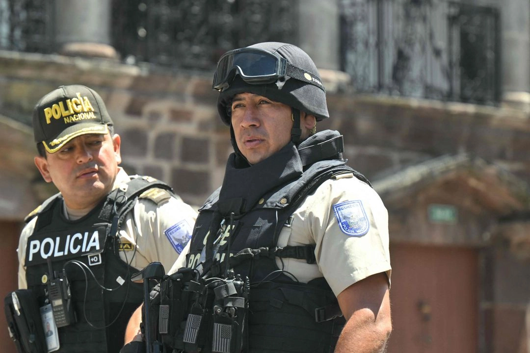 Oficiales de policía resguardan las inmediaciones del palacio de Carondelet, residencia oficial del presidente de Ecuador. Foto