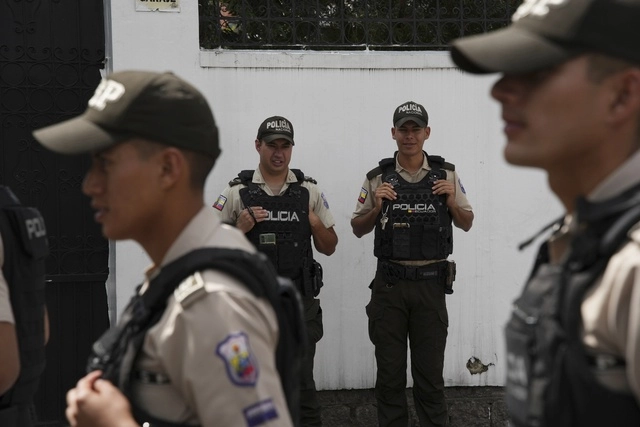 Las fuerzas armadas de Ecuador tendrá facultades para apoyar a la policía en la lucha contra el narcotráfico. Foto Ap