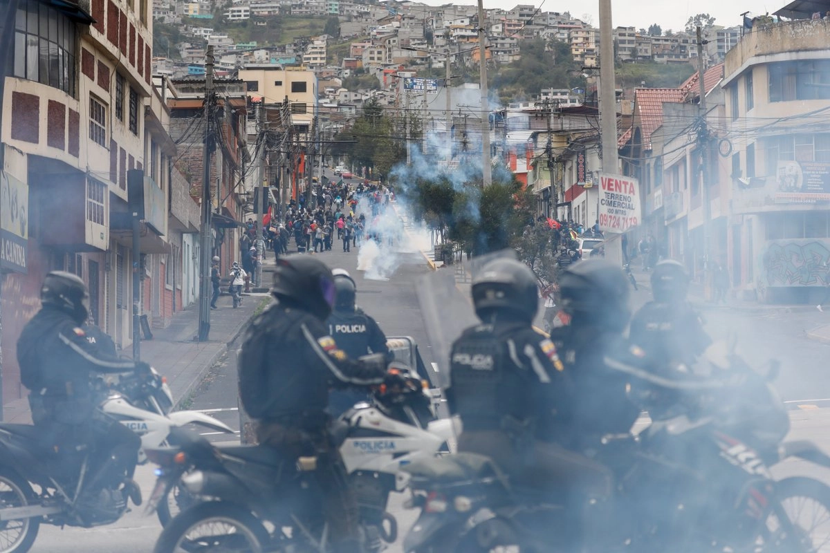 En diversos puntos de Quito manifestantes bloquearon avenidas, a pesar de que unos 7 mil policías y militares intentaron cerrar las vías de acceso para impedir la movilización popular, campesina e indígena convocada para el 12 de octubre. En el día 21 del paro nacional, los uniformados lanzaron gas lacrimógeno (en la imagen) y además detuvieron a numerosas personas por portar carteles, capuchas o algún distintivo en favor de la protesta. 