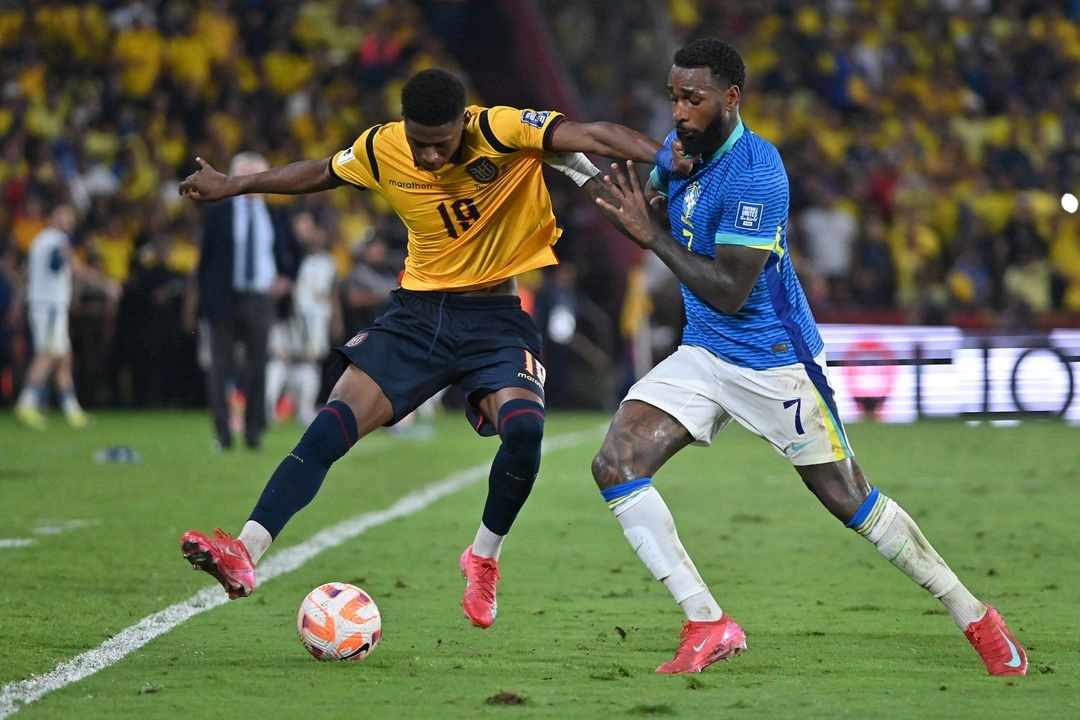 El mediocampista ecuatoriano Nilson Angulo (izq.) y el mediocampista brasileño Gerson disputan el balón durante el partido de clasificación sudamericana para la Copa Mundial de la FIFA 2026 entre Ecuador y Brasil en el estadio Monumental Banco Pichincha en Guayaquil, provincia del Guayas, Ecuador, el 5 de junio de 2025. 