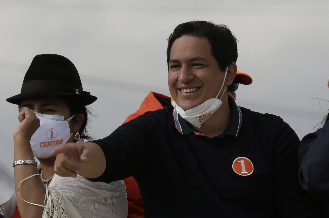 A pesar de que lo han querido marginar de las elecciones, Andrés Arauz, apoyado por el ex presidente Rafael Correa, sigue siendo el favorito en las encuestas. Foto Ap