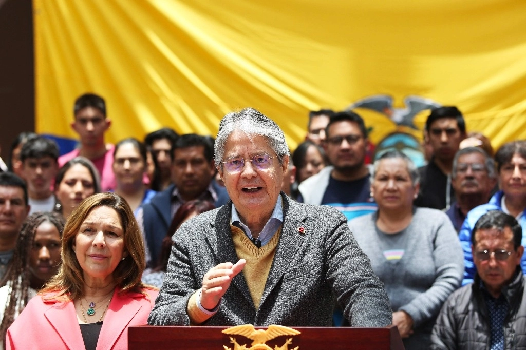 El presidente de Ecuador, Guillermo Lasso, hablando durante una transmisión de televisión simultánea a nivel nacional en Quito el 30 de marzo de 2023. Foto Afp