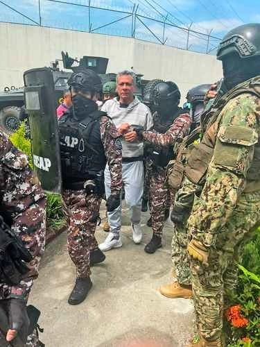 Se descartó negociar cambio por los seis salvoconductos para los opositores venezolanos que permanecen asilados en la Embajada de Argentina en Caracas. Foto Afp / archivo