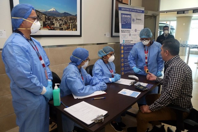 Trabajadores de Salud en la campaña de prevención de Covid-19, en el Aeropuerto Internacional Mariscal Sucre, en Quito, Ecuador. Foto Afp