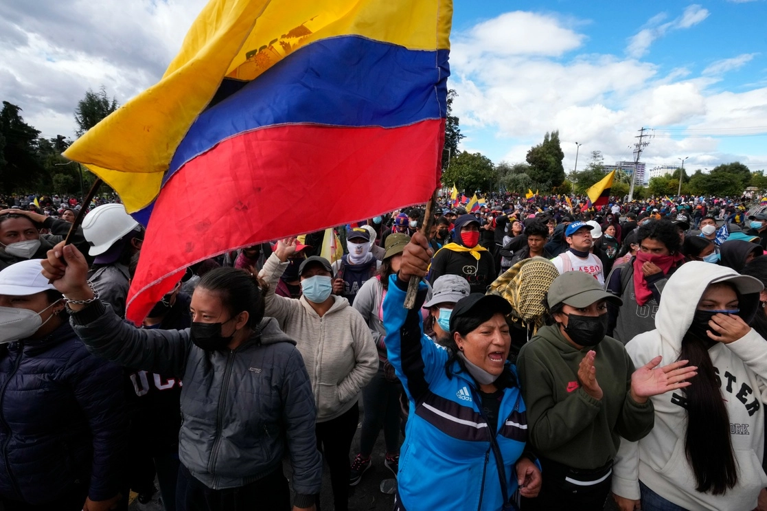 En el decimotercer día del paro indefinido, continuaron las protestas en Quito, que entre otras demandas exige la reducción del precio de los combustibles. Foto Ap
