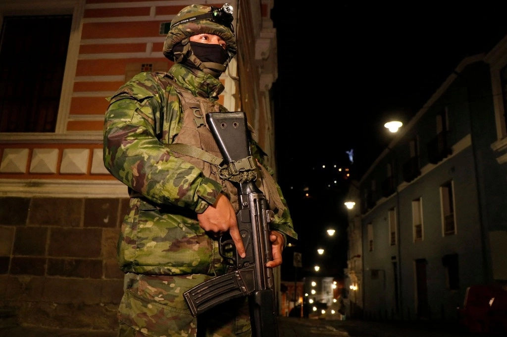 Agentes de policía ecuatorianos vigilan una calle durante un racionamiento nacional programado de electricidad debido al mantenimiento del sistema de transmisión y redes de distribución, en Quito, el 18 de septiembre de 2024. Foto Afp