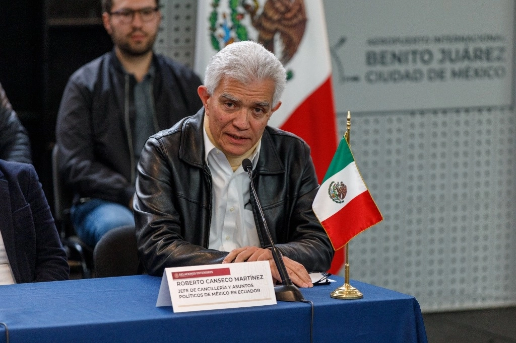 El jefe de Cancillería y Asuntos Políticos de México en Ecuador, Roberto Canseco Martínez, en una conferencia de prensa en el AICM, el pasado 7 de abril. Foto Pablo Ramos
