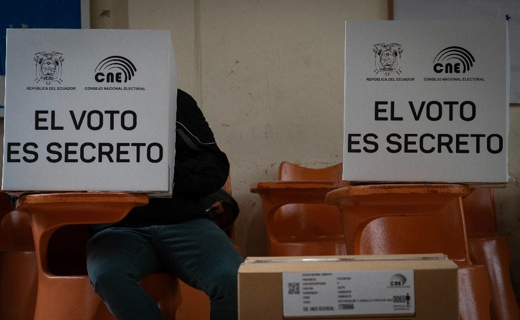 Un hombre emite su voto en un colegio electoral, en Quito, capital de Ecuador, el 21 de abril de 2024. Foto Xinhua 