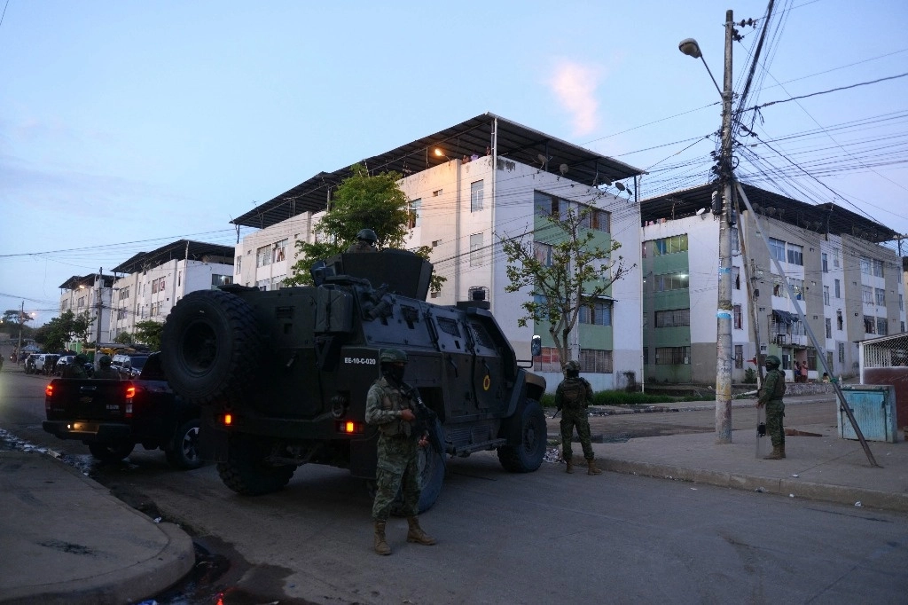 De acuerdo con las primeras investigaciones, varios sujetos armados ingresaron a un hotel donde tomaron cautivas a las personas y horas más tarde encontraron a las víctimas en una vía cercana. Foto Afp/Archivo 