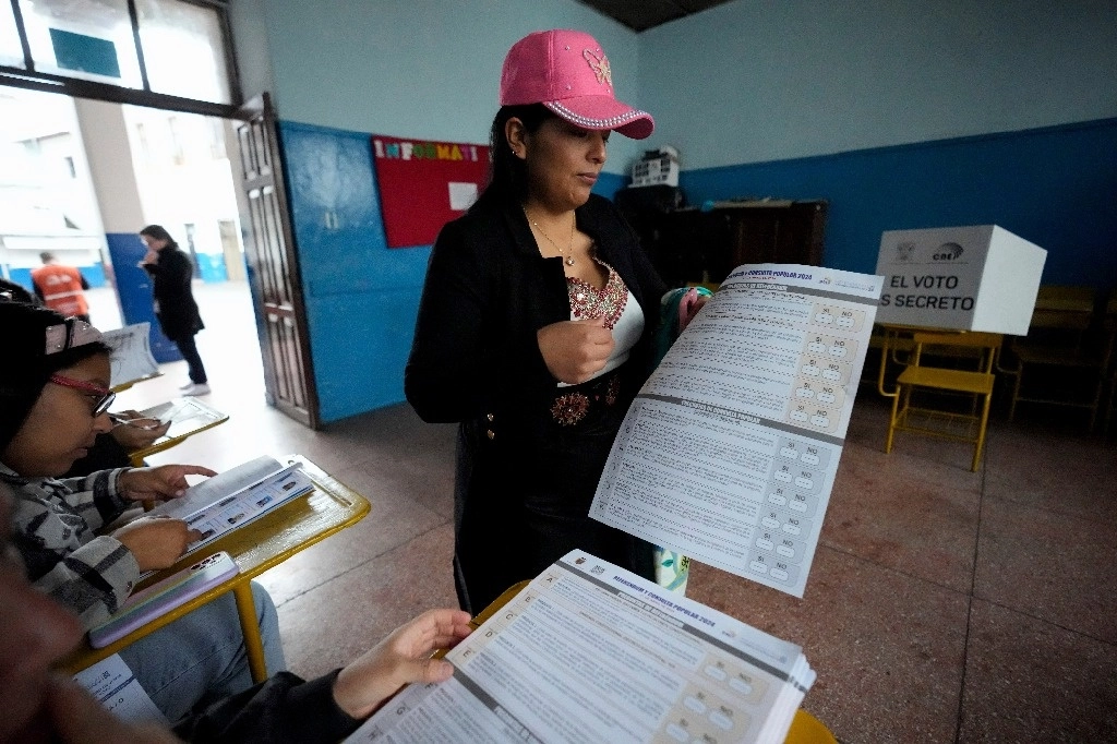Centro de votación en Quito, Ecuador, para el plebiscito sobre las propuestas del presidente Daniel Noboa. Foto Ap