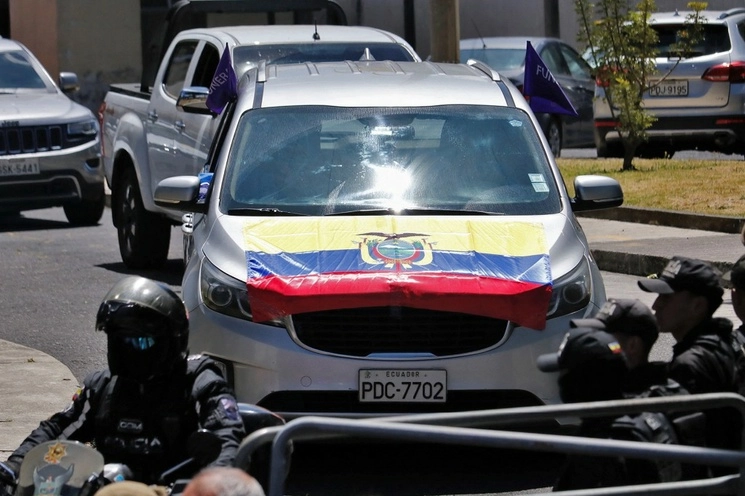 El cuerpo del candidato presidencial de Ecuador, Fernando Villavicencio, sale del edificio de Medicina Legal en Quito, el 10 de agosto de 2023. Foto Afp 