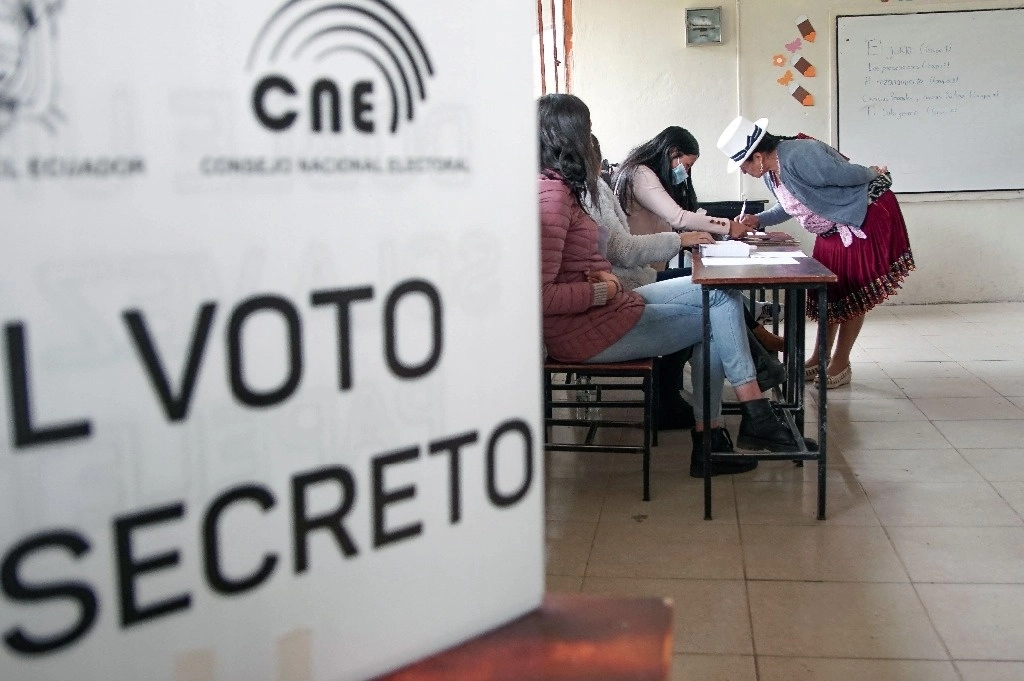 Ecuatorianos eligen al próximo mandatario del país, que ocupará el puesto durante 18 meses. Foto Afp 