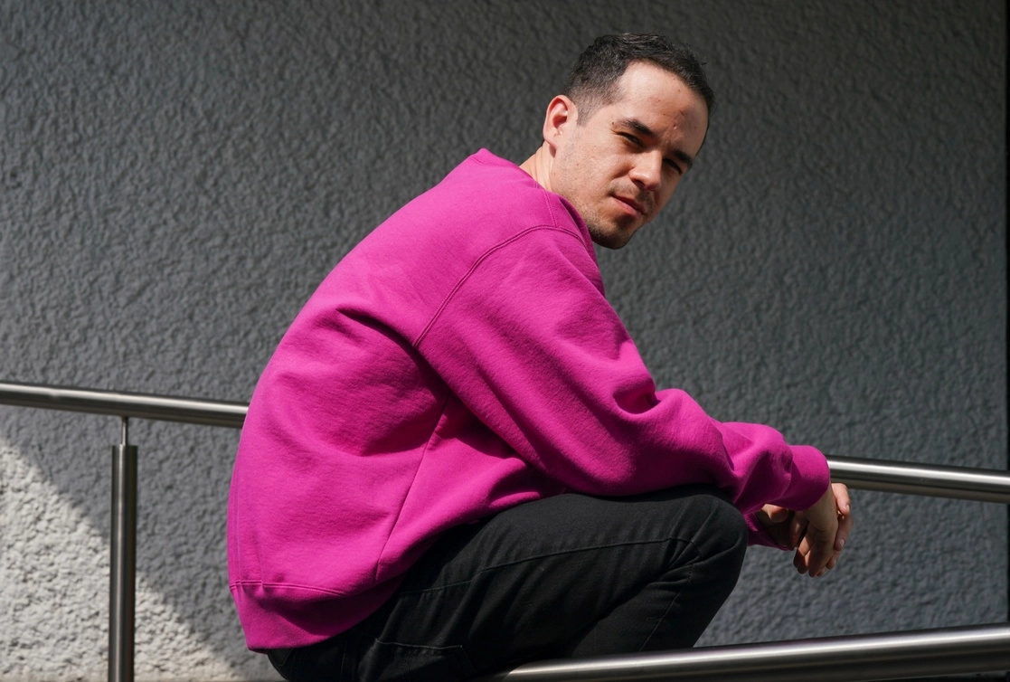 El compositor mexicano-estadunidense Edgar Barrera, quien recibió nueve nominaciones a los Latin Grammy, posa durante una sesión de fotos frente a la sede de Sony Music en la Ciudad de México, el viernes 4 de noviembre de 2022. Foto Ap
