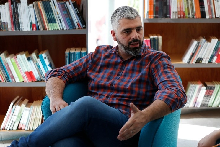 Víctor Malumián, fundador de "Editorial Godot", en la librería de La Jornada. Foto Cristina Rodríguez