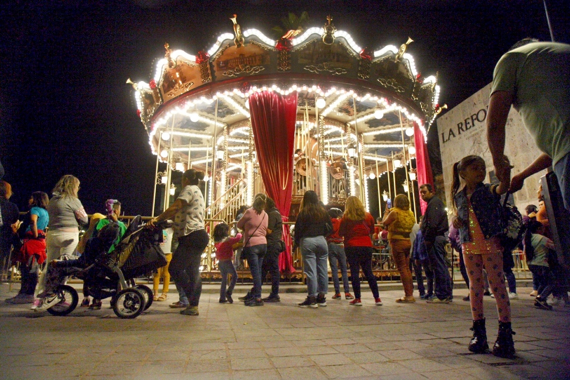 Carrusel inaugurado el lunes en el centro de la capital jalisciense, por el cual el ayuntamiento encabezado por el alcalde Pablo Lemus, del partido Movimiento Ciudadano, pagó 26 millones de pesos. Foto ‘La Jornada’