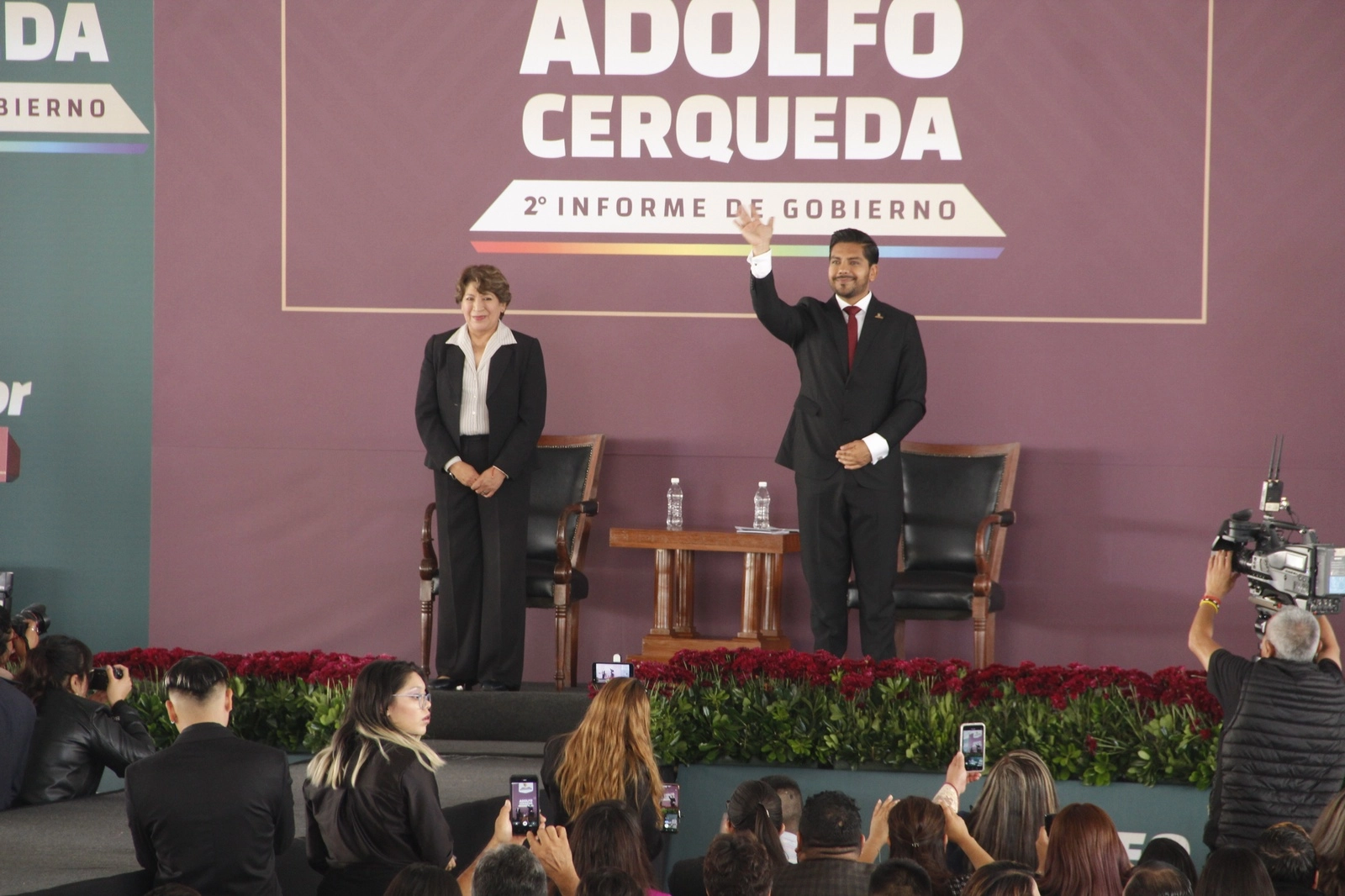 Adolfo Cerqueda, presidente municipal de Nezahualcóyotl, y a su derecha, la gobernadora del Edomex, Delfina Gómez.  Foto René Ramón  