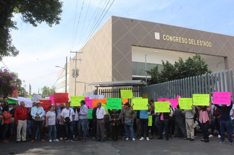 Mario Ocampo Ocampo, presidente municipal de Puente de Ixtla y su comitiva bloquearon el acceso al Congreso de Morelos. Foto Rubicela Morelos