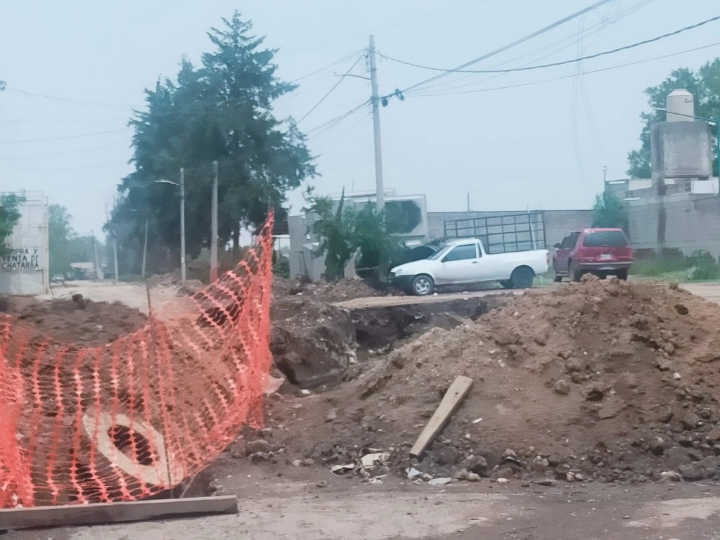 Algunas calles quedaron con los restos de las obras y no han sido reparadas. Foto Silvia Chávez