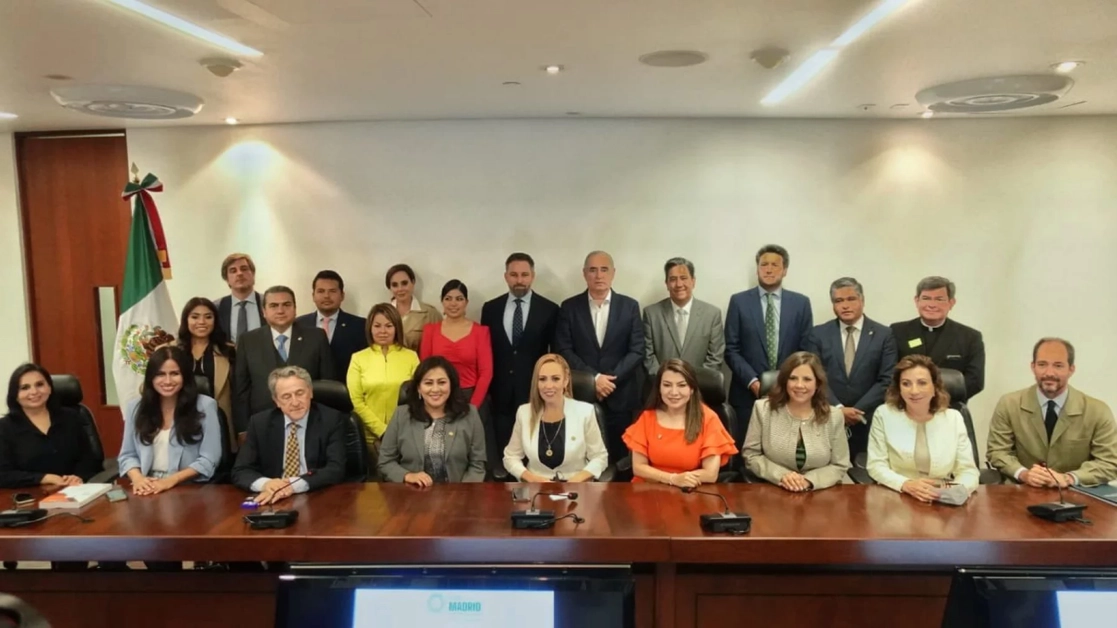 Senadores del PAN durante la firma de la "Carta Madrid". Foto tomada de la cuenta de Twitter @SenadoresdelPAN