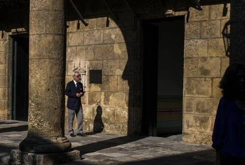 El historiador Eusebio Leal Spengler camina en el patio del Museo de la Ciudad de La Habana, Cuba, en noviembre de 2018. En cuanto la pandemia lo permita, se le rendirá tributo en el Capitolio cubano. Foto Ap