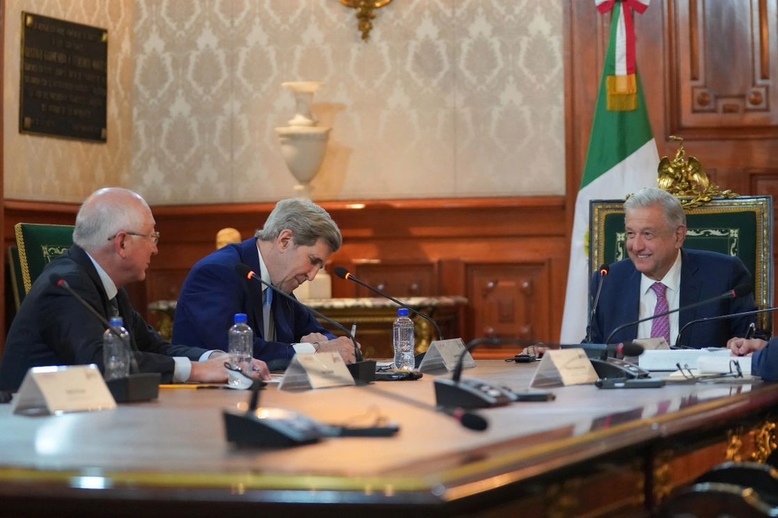 El presidente Andrés Manuel López Obrador, junto a John Kerry (segundo a la izquierda) y el embajador de EU en México, Ken Salazar (izq). Foto tomada de la cuenta de Twitter @lopezobrador_
