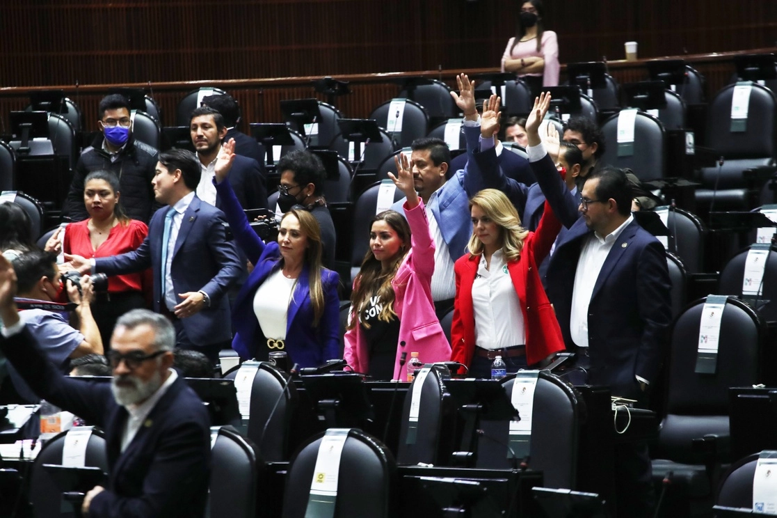 Legisladores de la bancada de PRI en la Cámara de Diputados, durante la sesión de las comisiones de Energía y Puntos Constitucionales, para discutir el dictamen de reforma eléctrica, el pasado 11 de abril. Foto Luis Castillo
