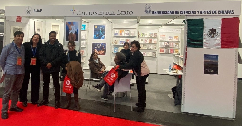 Editoriales mexicanas, tanto institucionales como independientes, presentan su catálogos en la feria del libro de Frankfurt, Alemania. Foto Alia Lira Hartmann